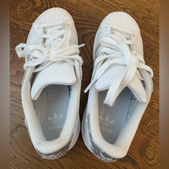 NWOT Size 2 Adidas White and Holographic Silver Stripe - Picture 2 of 5
